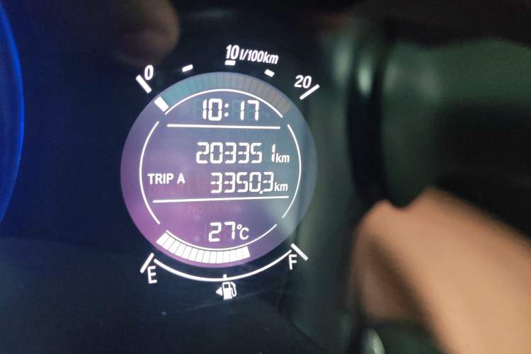 Used Honda Vezel 2015 1.5L CVT two-wheel drive Comfort trim Odometer Close Up