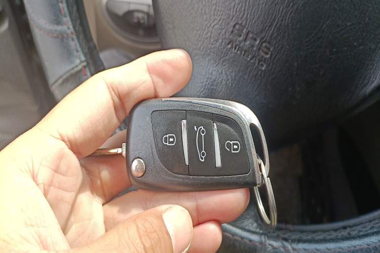 Used Huatai Santa Fe Classic 2012 2.0L Gasoline Manual Two-Wheel Drive with Sunroof Vehicle Key