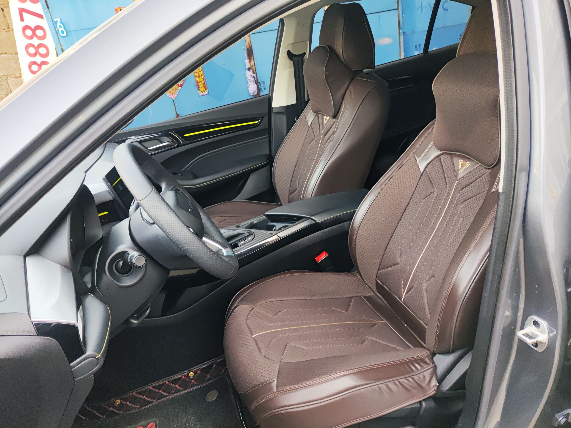 المقاعد الأمامية داخل السيارة