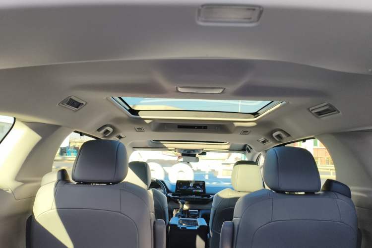 Used Toyota Granvia 2023 2.5L Hybrid Luxury Edition