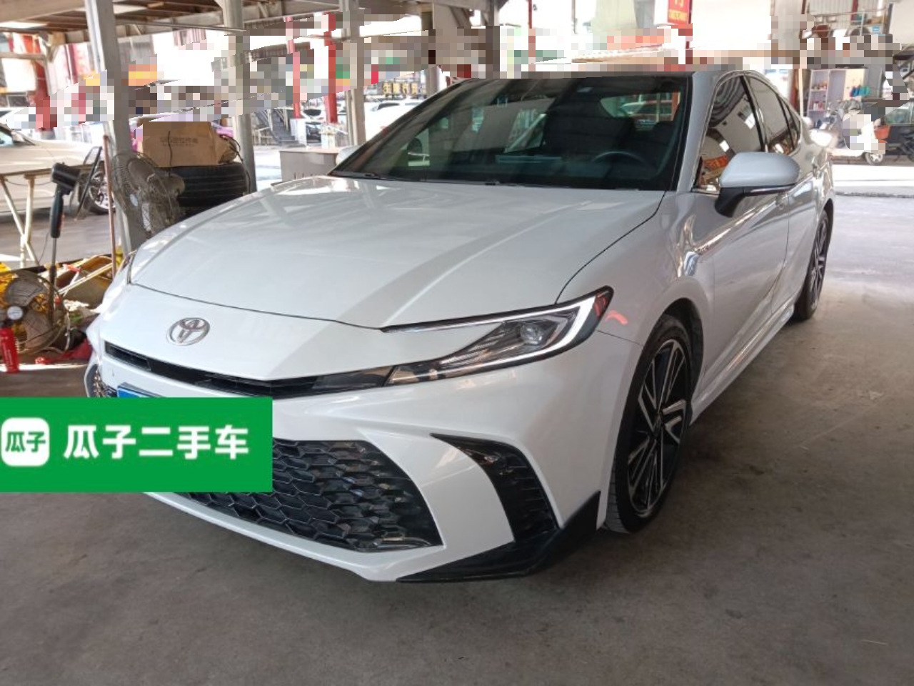 تحت مقدمة السيارة