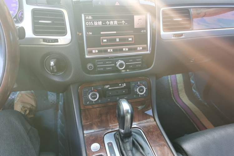 Used Volkswagen Touareg 2011 3.0 TSI High-End Version Audio And AC Panel