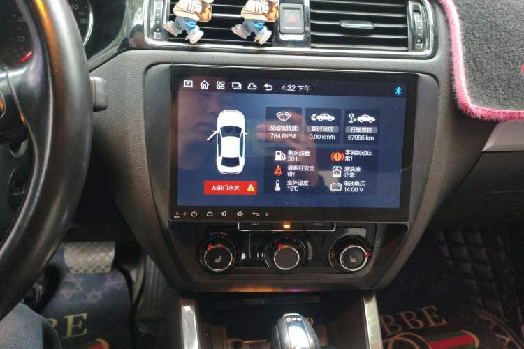 Used Volkswagen Sagitar 2017 180TSI Automatic Luxury Edition Audio And AC Panel