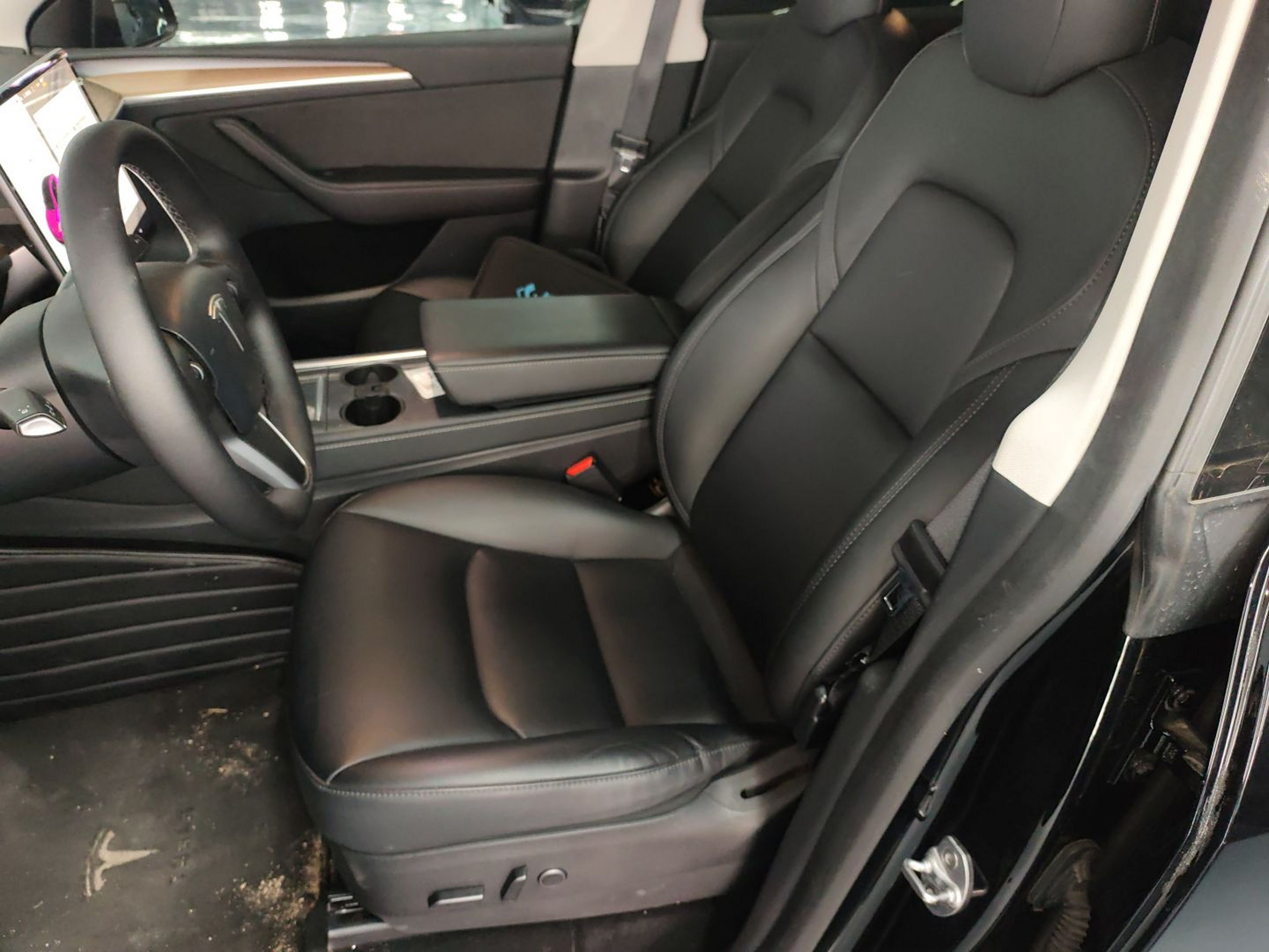 Переднее сиденье в автомобиле