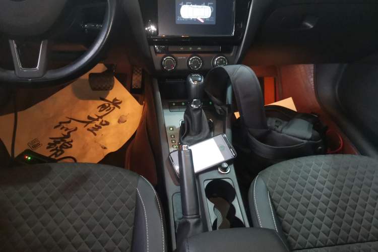 Used Skoda Octavia 2018 Station Wagon TSI230 DSG Luxury Edition Gear Lever