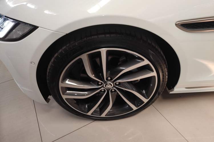 Used Jaguar XFL 2024 2.0T P300 Four-Wheel Drive Flagship Sport Gold Edition
