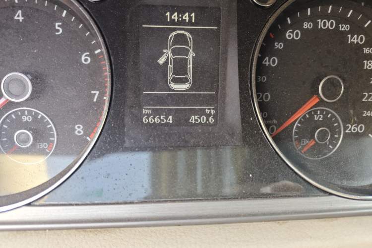 Used Volkswagen Magotan 2013 1.8TSI Premier Model Odometer Close Up