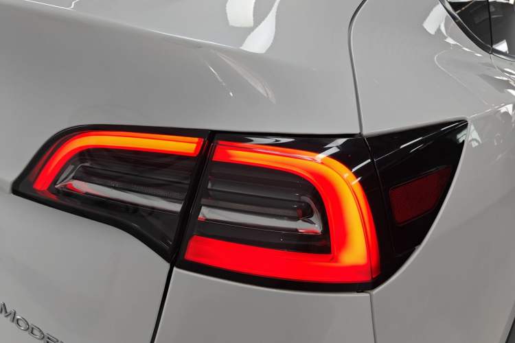 Used Tesla Model Y 2021 Long-Range All-Wheel-Drive Version Exterior 3