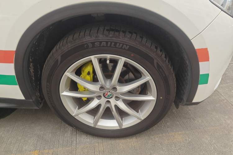 Used Alfa Romeo Stelvio 2017 2.0T 280HP Luxury Edition Right Front Wheel Hub