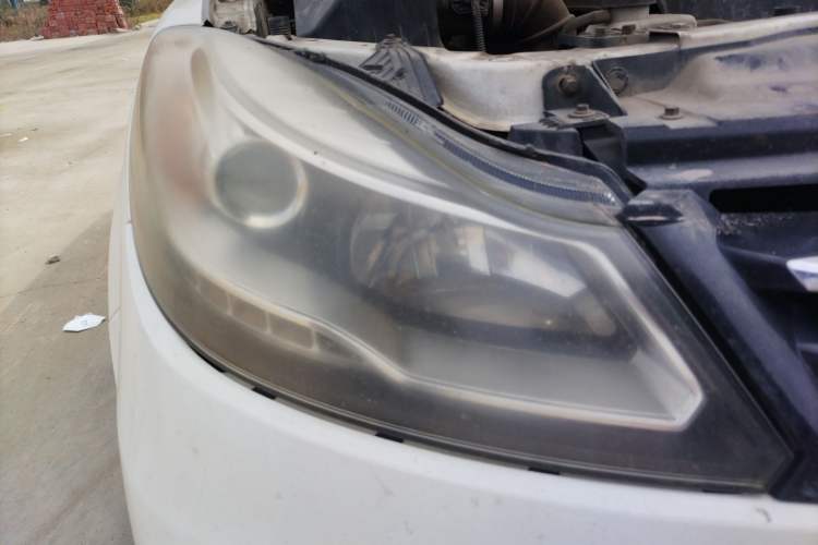 Used JMC Yusheng S350 2014 2.4T Automatic 2WD Diesel Luxury Version with Sunroof 5 Seats
