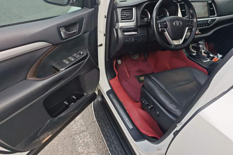 Used Toyota Highlander 2018 2.0T Four-Wheel Drive Luxury Edition 7 Seats China V Emission Standard Driver Seat