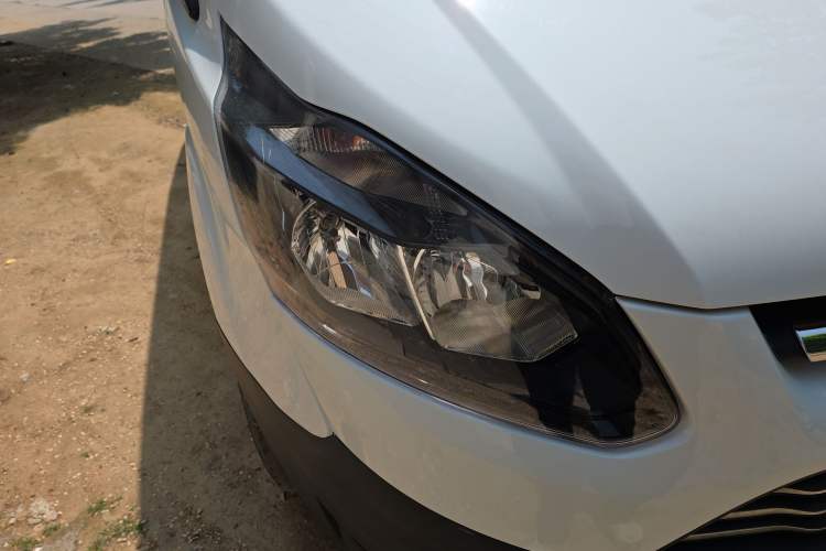 Used Ford Transit 2019 2.0T Diesel Multi-Purpose Commercial Vehicle Short Wheelbase Mid-Roof Design 6-Seater China VI Standard Right Front Headlight