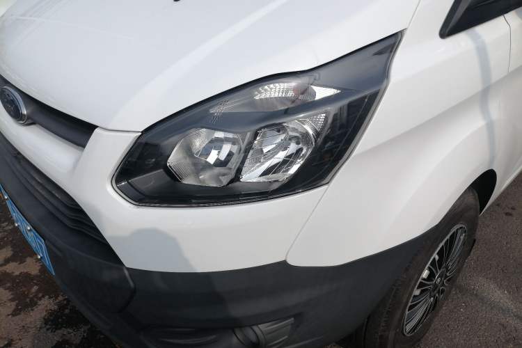 Used Ford Transit 2019 2.0T Diesel Multi-Purpose Commercial Vehicle Short Wheelbase Low Roof 6-Seater China VI Standard