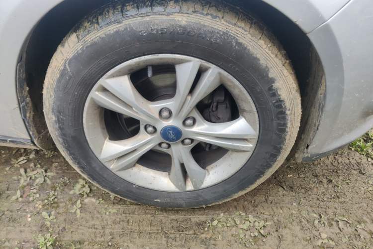 Used Ford Focus 2012 Sedan 1.6L Manual Fashion Edition Right Front Wheel Hub