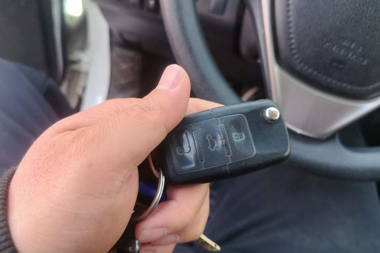 Used Toyota RAV4 2016 2.0L CVT Two-Wheel Drive Fashion Edition China V Standard Vehicle Key