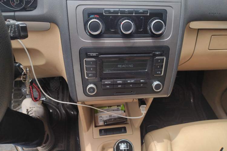 Used Volkswagen Touran 2011 1.4T Manual Zhiya Edition 5 Seats Audio And AC Panel