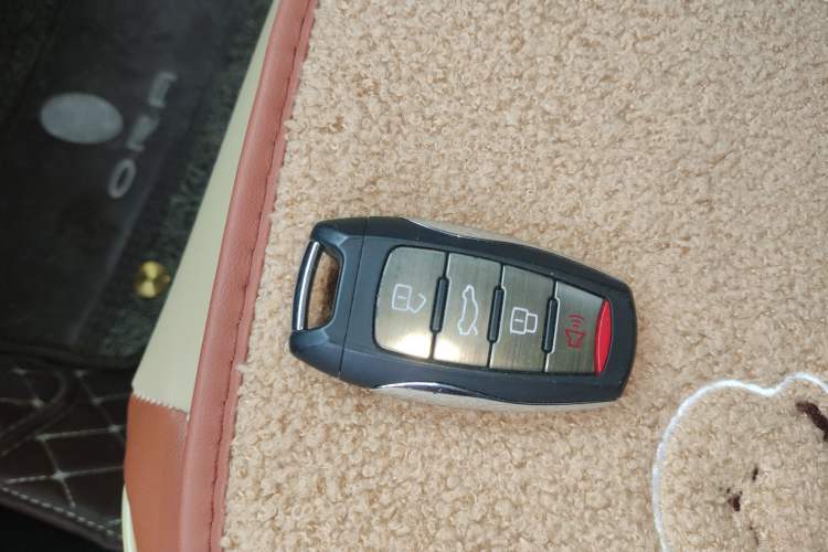 Used ORA White Cat 2022 Upgraded Model 305km Range Luxury Version Lithium-Ion Battery Vehicle Key