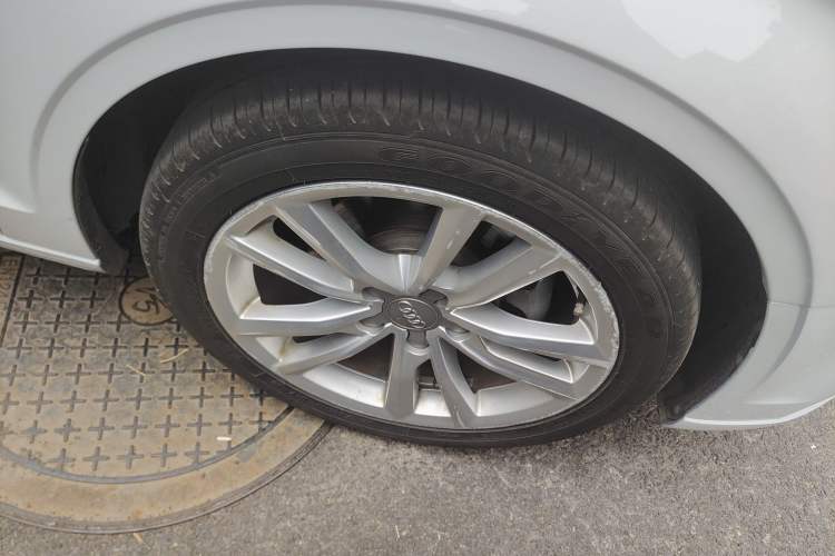 Used Audi A3 2017 Limousine 35 TFSI Ambition Edition Right Front Wheel Hub