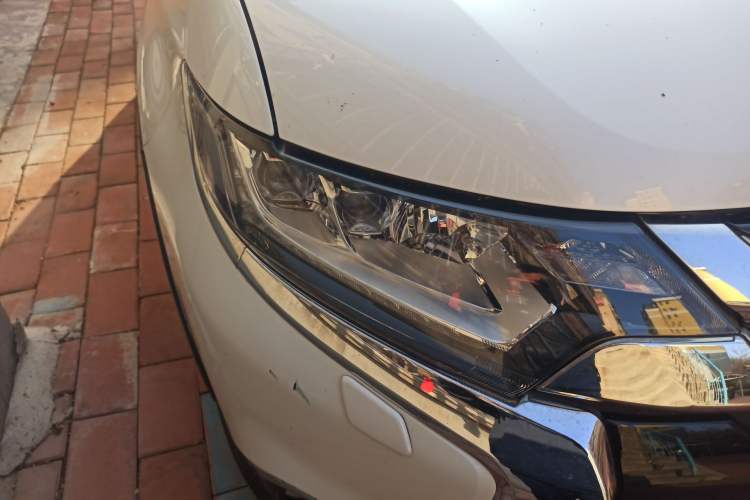 Used Mitsubishi Outlander 2016 2.4L 4x4 Elite Edition 5 Seats Right Front Headlight