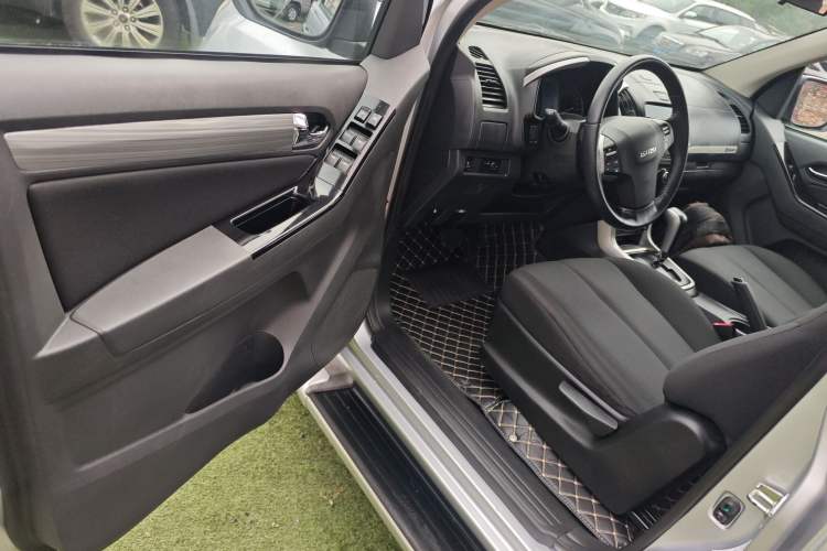 Used Isuzu D-MAX 2018 3.0T Two-Wheel Drive Automatic Elite Version 4JJ1-TC HI
