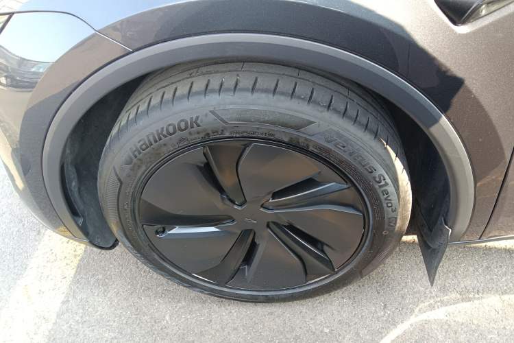 Used Tesla Model Y 2025 Long-Range All-Wheel-Drive Version
