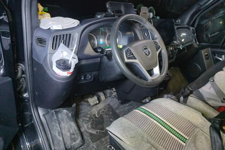 Used Foton Toano 2023 Joy Elephant Multi-Function Model Cummins 2.8T Automatic Long Wheelbase Mid-Roof Design Rear Single Tire Available in 5/6/7/9-Seater Configurations Center Console