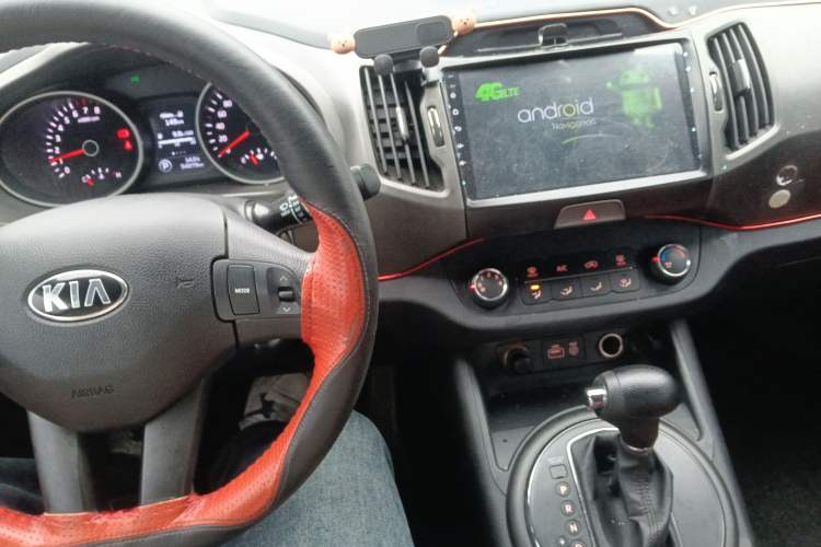 Used Kia Sportage R 2016 2.0L Automatic Two-Wheel Drive GL Center Console