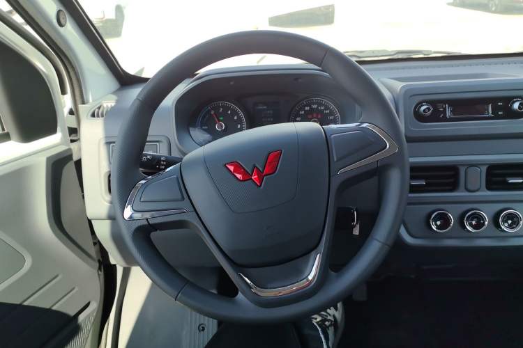 Used Wuling Yangguang 2024 300KM Comfort Version Passenger Van 75kW Steering Wheel