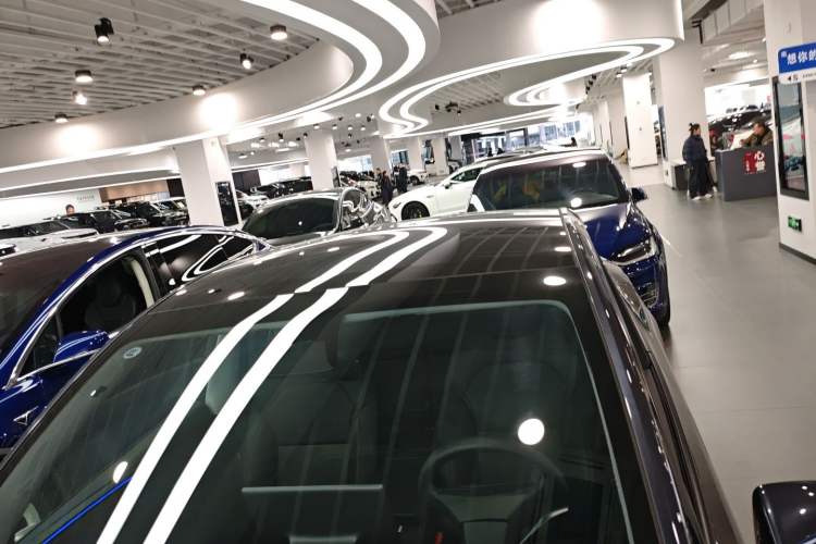 Used Tesla Model Y 2025 Long-Range All-Wheel-Drive Version
