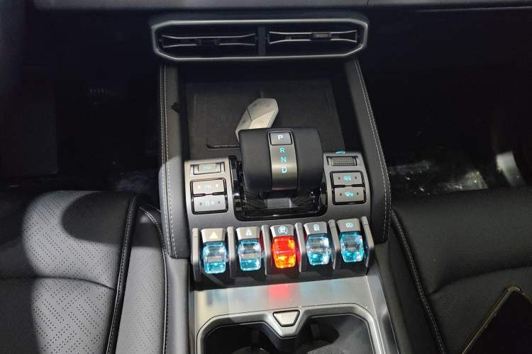 Used Formula Leopard Titanium 3 2025 501 km Range Rear-Wheel Drive Intelligent Driving Max Edition Gear Lever