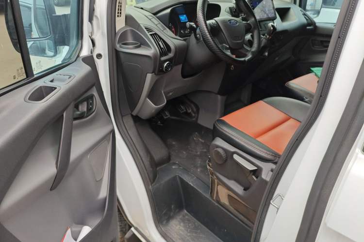 Used Ford Transit 2019 2.0T Diesel Multi-Purpose Commercial Vehicle Mid-Drive Mid-Roof 6-Seater China VI Standard
