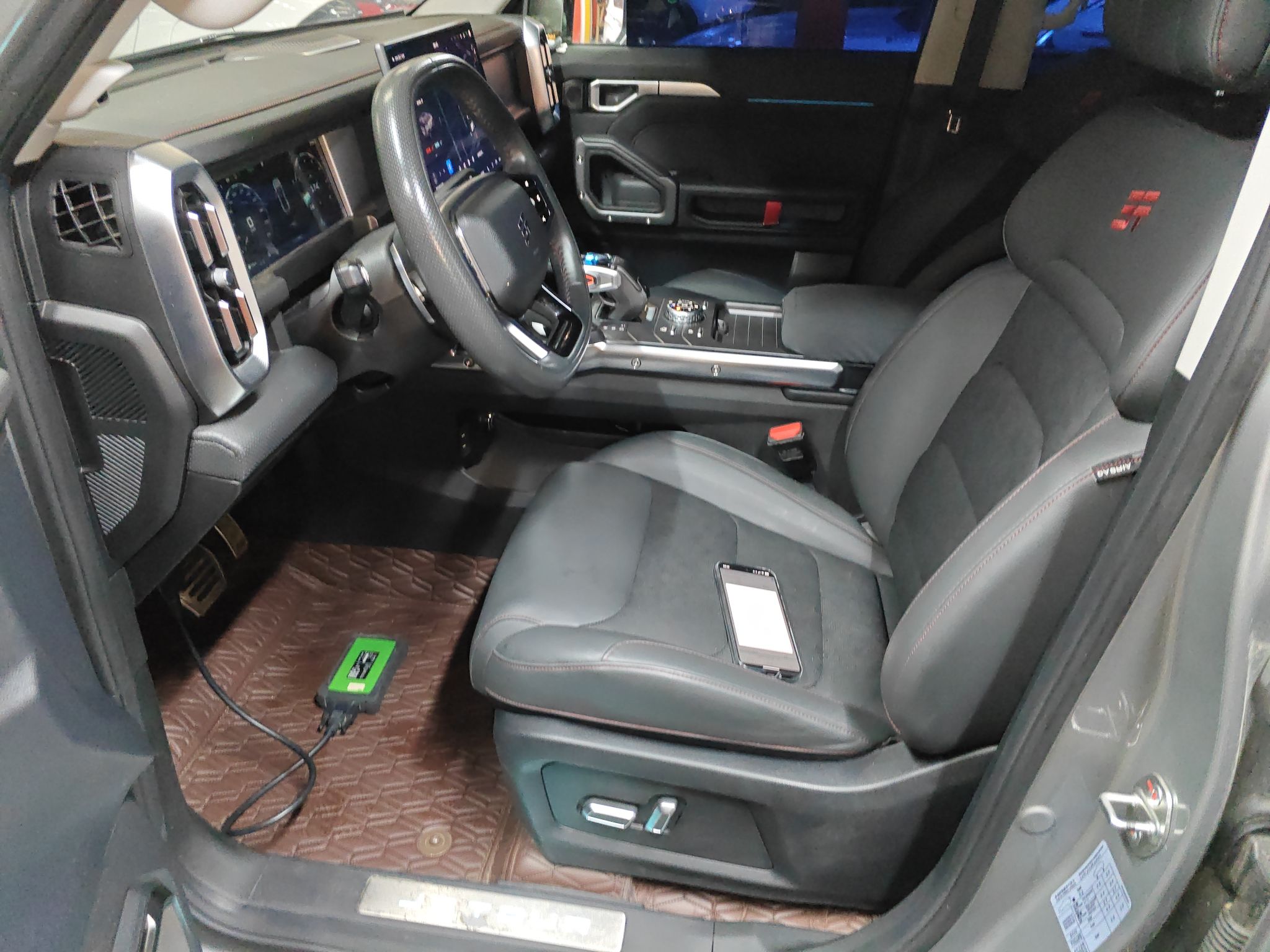 المقاعد الأمامية داخل السيارة