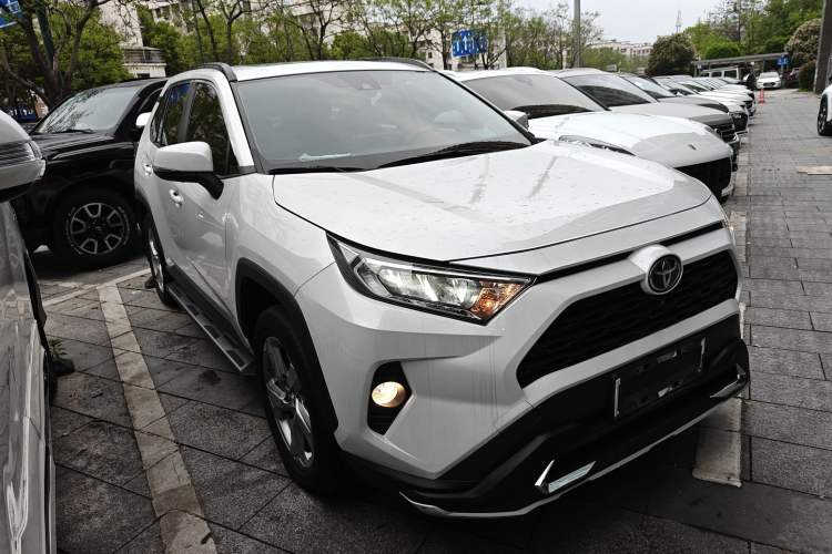 Used Toyota RAV4 2022 2.0L CVT Two-Wheel Drive Fashion Edition Front Right 45 Deg