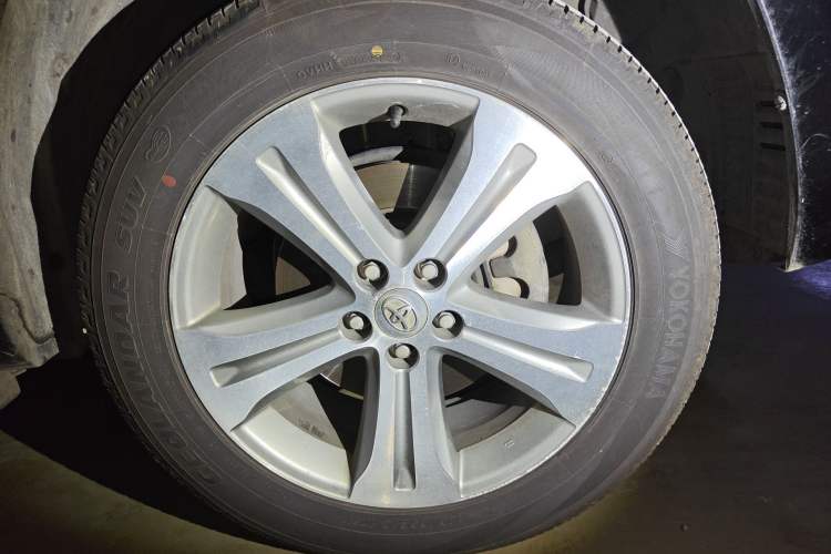 Used Toyota Highlander 2011 2.7L Two-Wheel Drive 7-Seater Luxury Edition Right Front Wheel Hub