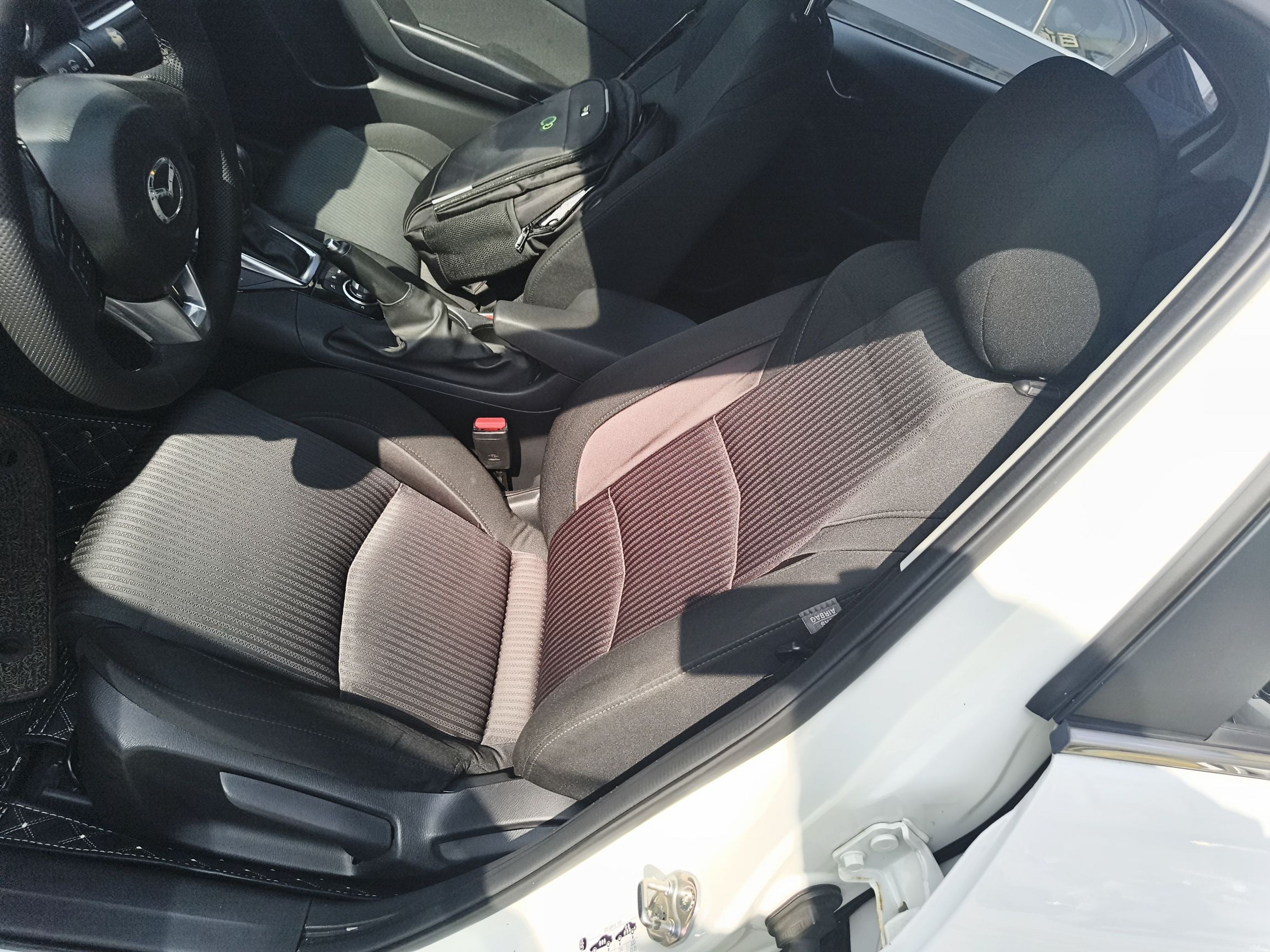 Переднее сиденье в автомобиле