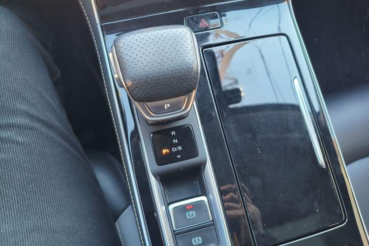 Used Roewe i6 MAX 2020 300TGI Automatic Supreme Edition with Cool Sunroof and Advanced Driving Features
