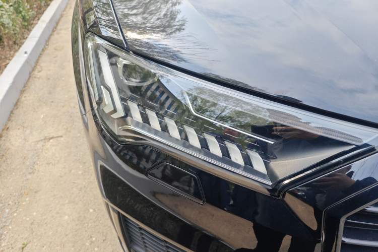 Used Audi Q7 2020 55 TFSI quattro S line sports model Right Front Headlight