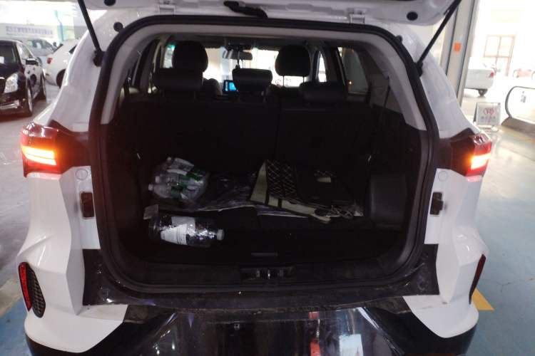 Used Soueast DX8S 2022 1.5T DCT Chieftain Edition 7-Seater Trunk