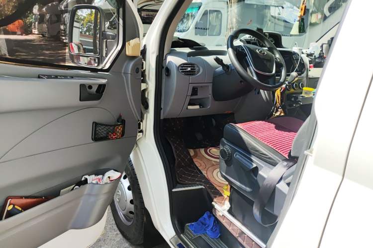 Used SAIC MAXUS Xintu V80 2021 2.0T Manual Classic Aoyuntong Short Wheelbase Mid-Roof 5/6-Seater