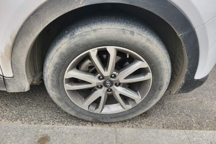 Used Hyundai Santa Fe 2013 Revised Version 2.4L Automatic All-Wheel Drive Luxury Trim Right Front Wheel Hub