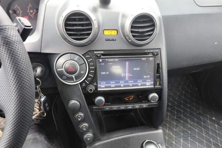 Used SsangYong Actyon 2011 2.0T Two-Wheel-Drive Luxury Diesel Edition Audio And AC Panel