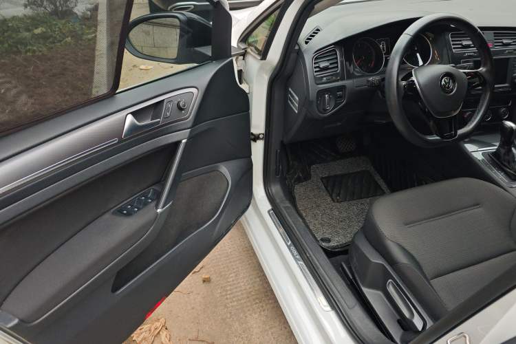 Used Volkswagen Golf 2017 1.6L Automatic Comfort Million-Vehicle Anniversary Edition
