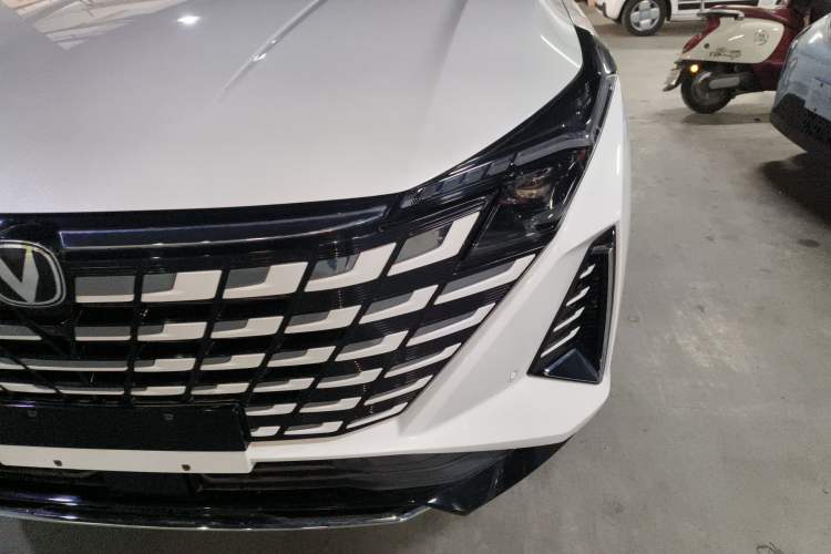 Used Changan UNI-Z New Energy 2024 Blue Whale Smart Electric iDD 125km Leading Model
