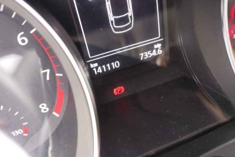 Used Volkswagen Magotan 2018 330TSI DSG Luxury Model Odometer Close Up