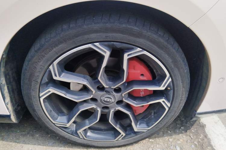 Used Nissan N7 2025 625 Max Right Front Wheel Hub