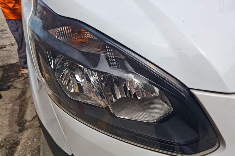 Used Ford Transit 2019 2.0T Gasoline Automatic Multi-Function Commercial Vehicle Mid-Roof 6-Seater China VI Standard
