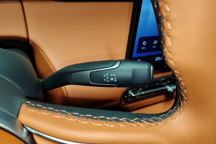 Used Hongqi HS6 PHEV 2026 220 All-Wheel Drive Smart Hybrid Version Gear Lever