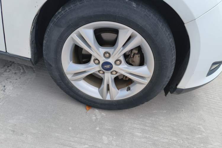 Used Ford Focus 2015 Sedan 1.6L Automatic Comfort Model Right Front Wheel Hub