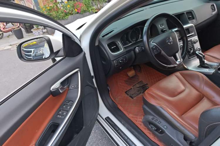 Used Volvo V60 2016 T5 Zhiya Edition

