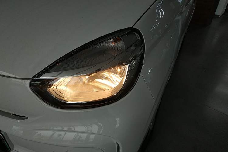 Used Roewe Clever 2021 302 km New Four-Seater Super-Efficient Version Left Front Headlight